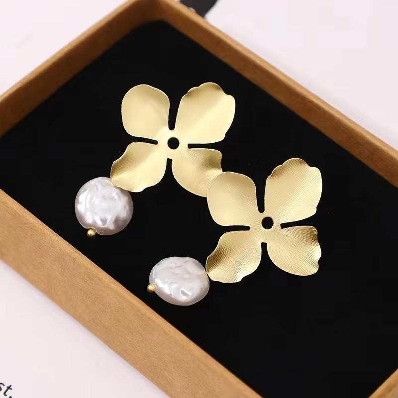 New Flower Hanging Earrings White Enamel Floral Acrylic Petals Crystal Imitation Pearl Dangle Earrings for Women brincos