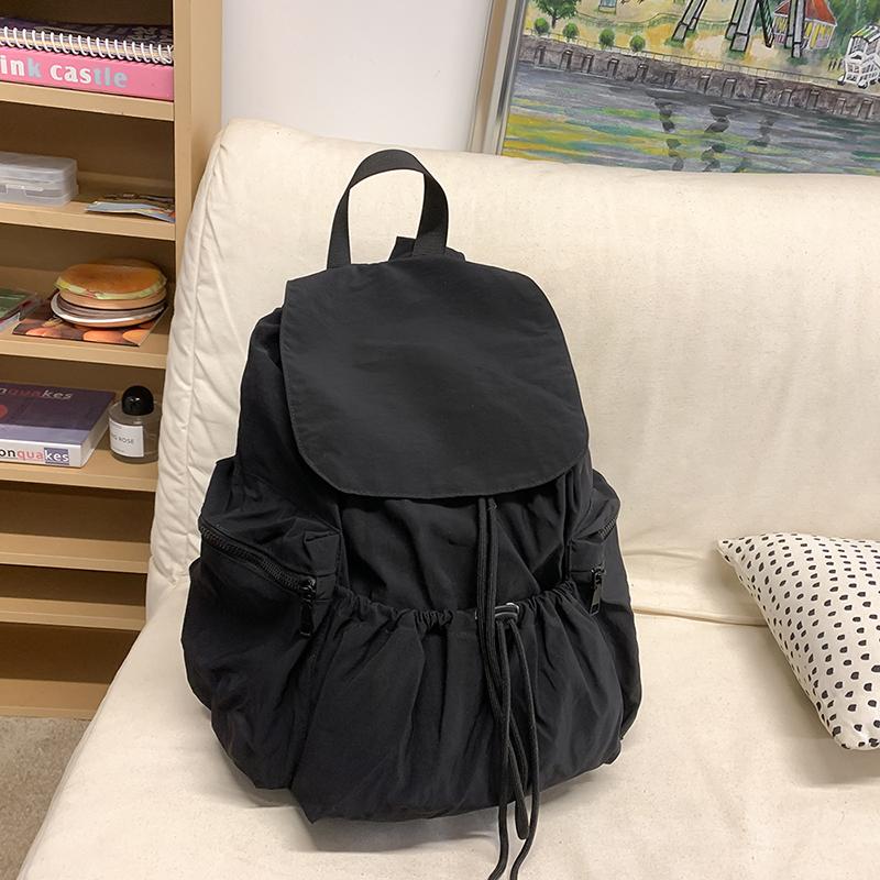 Neu - modischer plissierter Rucksack mit Kordelzug. Es ein Nischen- - designtes, trendiges - aussehendes Rucksack für Frauen, mit einem großen