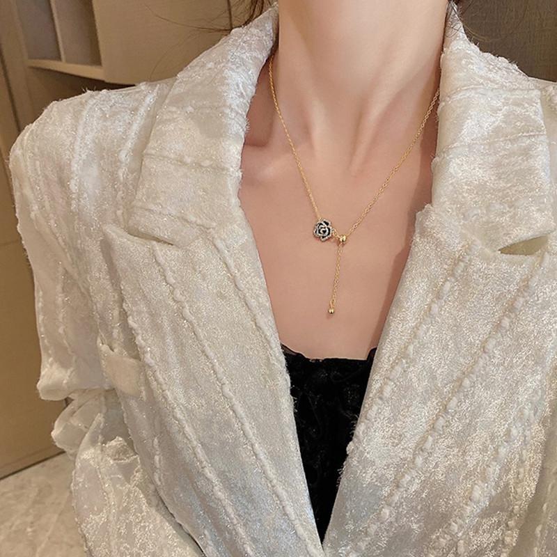 Elegant Black Rose Necklace with Camellia Tail Ring - Light Luxury Retro Design, Versatile for Any Occasion