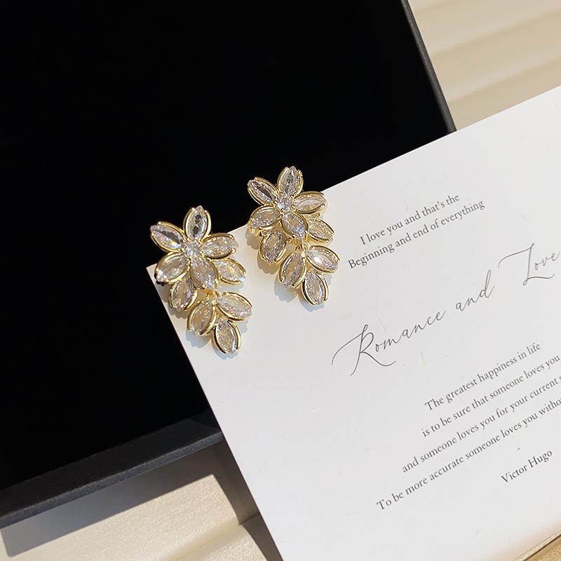 Niche design high-end micro-inlaid flower zircon stud earrings women s 111 silver needle light luxury earrings exquisite light luxury earrings 925 silver needle
