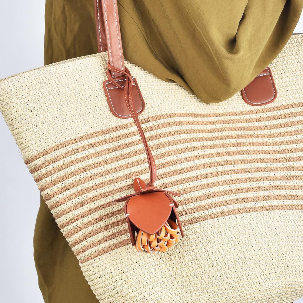 Blumiger Taschenanhänger Schlüsselanhänger mit geflochtenem Leder für Damen Accessoires
