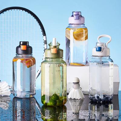 Sommer-Sportbecher, Outdoor-Plastikbecher für Männer und Frauen, tragbare Hochtemperatur-Plastikbecher, einfache, hochwertige Weltraumbecher.