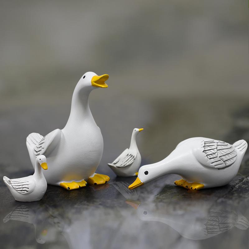 Four-piece Duck Family Sculpture Set Creative Resin Decorative Ornament for Outdoor Garden and Pond Decoration