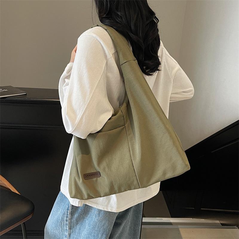 Einfache und große Unterarmtasche Damen einfarbig vielseitige Nischen-Schultertasche Nylon-Textur Pendler-Handtasche