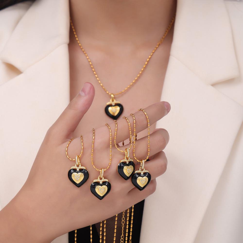 Heart-Shaped Enamel Pendant Necklace with Diamond Inlay, Rice Bead Chain, Titanium Steel, Gold Clavicle Chain, Women's Simple Fashion.