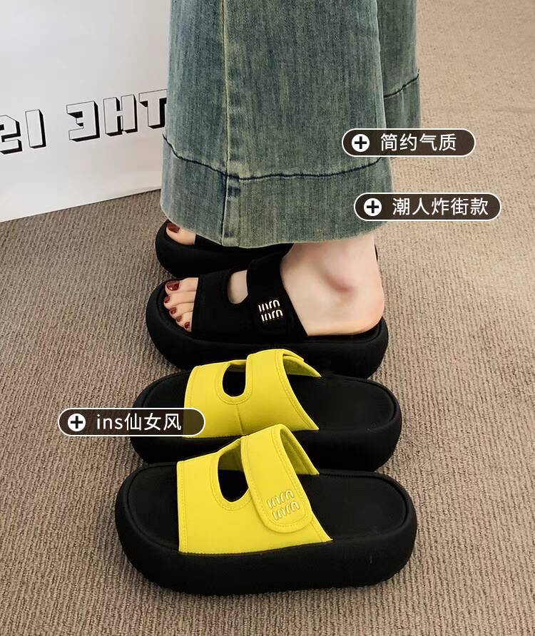 Gruboszelowe fajne kapcie damskie na lato na zewnątrz 2025 nowe wysokiej klasy spódnica super ogień podwyższające nadmorska plaża jednosłowna wsuwka