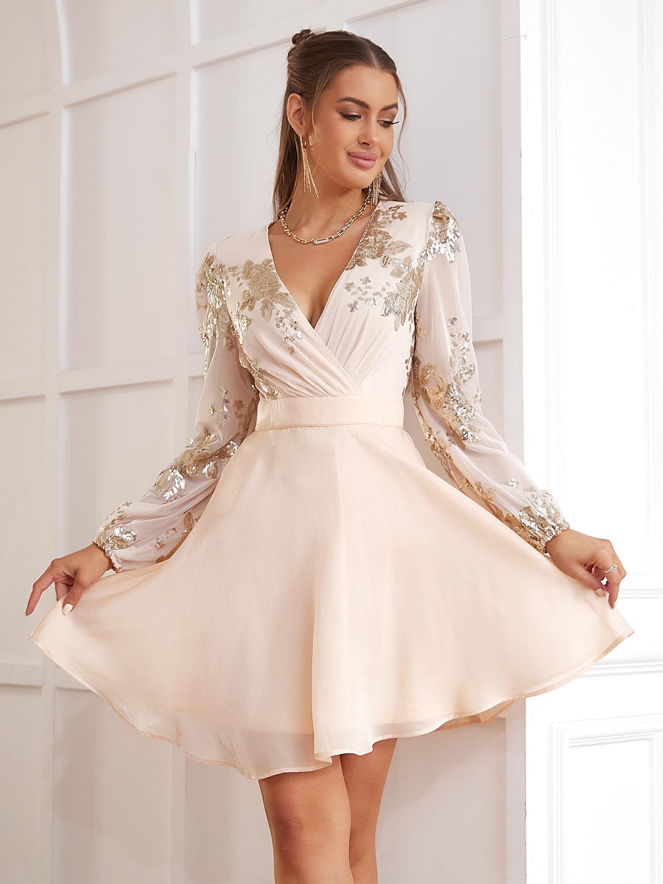 

Платье D&M Surplice Neck с цветочным принтом и сетчатыми панелями