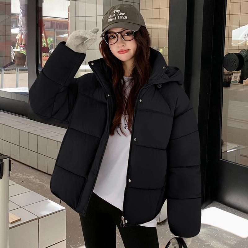 Dámská krátká větruodolná zateplená zimní bunda s kapucí a raglánovými rukávy