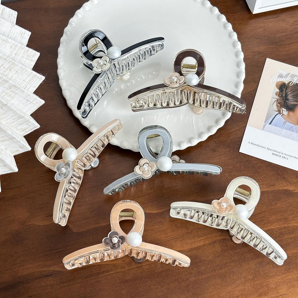Crafted Retro Beautifully Hair Claw Clip With Elegant Pearl Design For Looks Sophisticated
