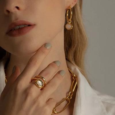 Personalisierter Trend Kupferbeschichtet 18 Karat Echtgold Eingelegt Weiße Muschel Drahtumwickelt Doppelkreis Design Ring Nischen Design Mode Ring