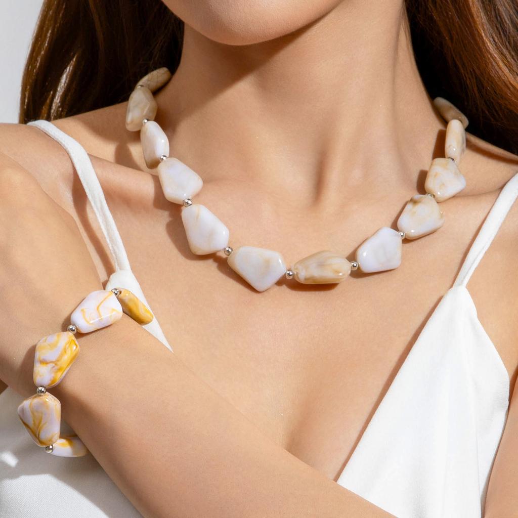 Retro acrylic resin special-shaped beaded necklace, temperament versatile light luxury neck chain