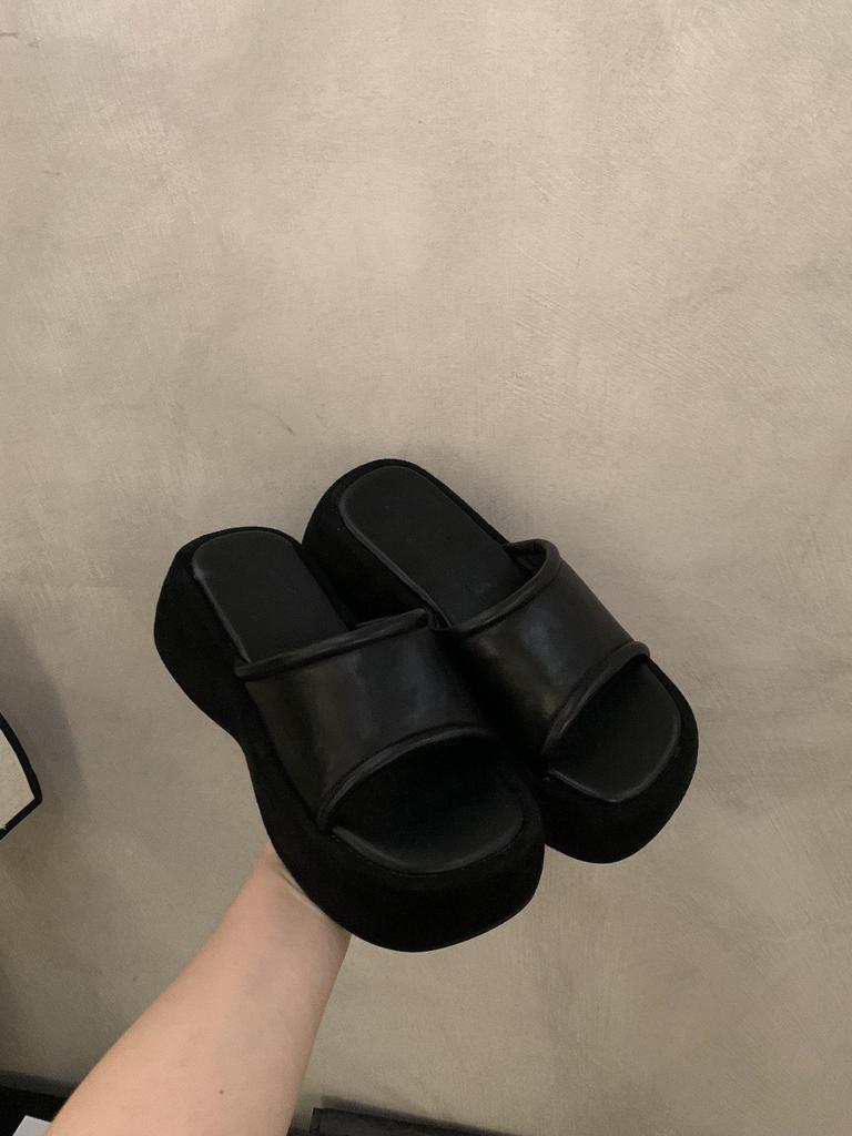 Small People Gain Height, Thick-soled Cool Slippers, and Women's Shoes Wear Black Muffin-soled One-word Slippers.
