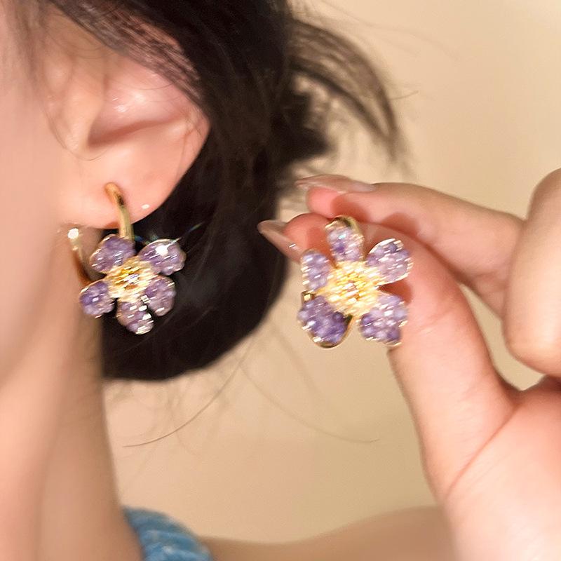 Fioletowe Kolczyki Sztyfty z Kwiatem w Kształcie Serca: Modny, Wysokiej klasy i Świeży na Lato.