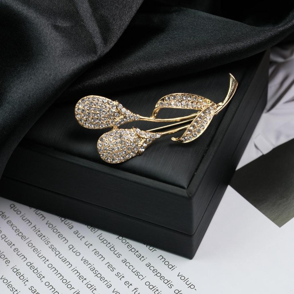 Elegant Versatile Light Luxury Corsage Brooch with Niche Design - Anti-Exposure Pin