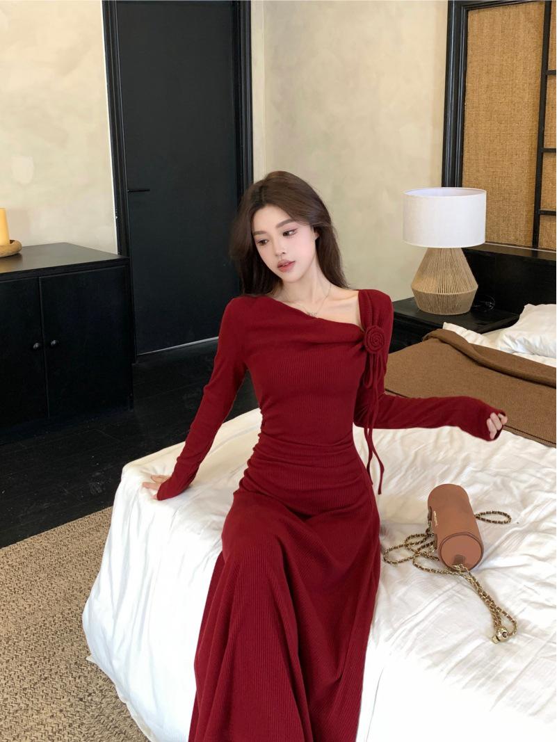 

Elegant Red Dress for Sophisticated Young Women - Perfect for Early Autumn/Winter Small червоний