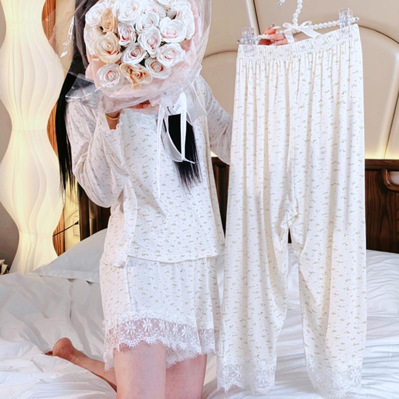 Damen Vier-Teile Pyjama-Set: Trägerhemd, Morgenmantel und kleine Sieben-Punkte-Hose mit Brustpolstern - Modal-Homewear für alle Jahreszeiten
