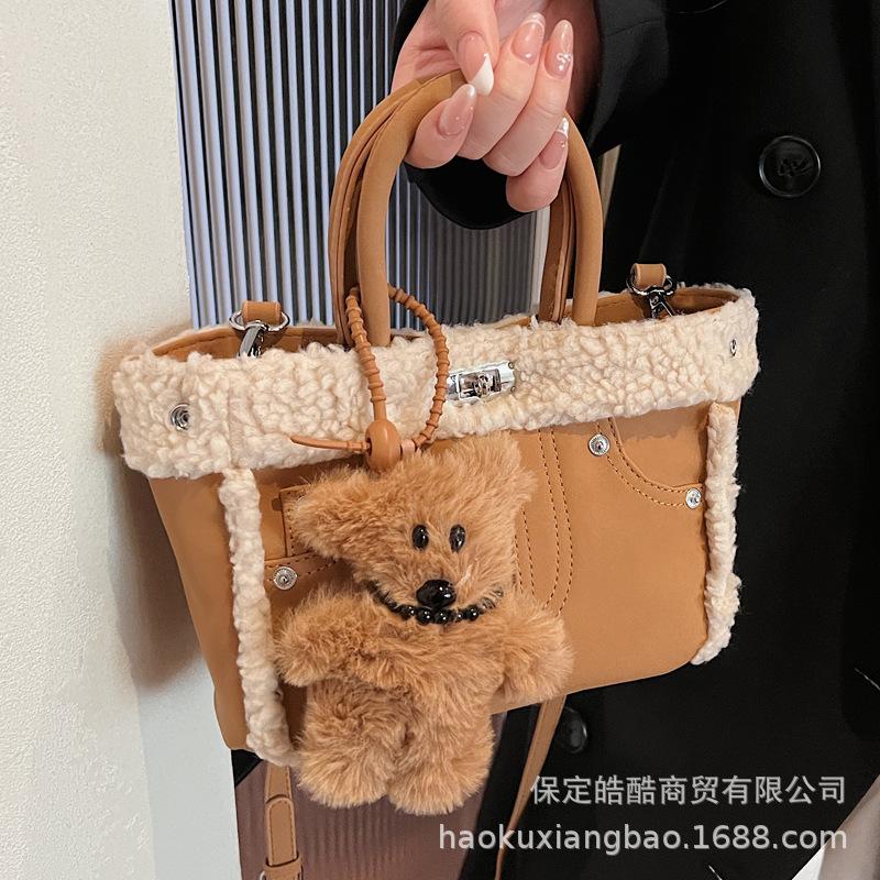 Autumn and Winter Retro Lamb Wool Tote Bag Women's 2025 New Shoulder Messenger Bag High-end Fluff Portable Bucket Bag