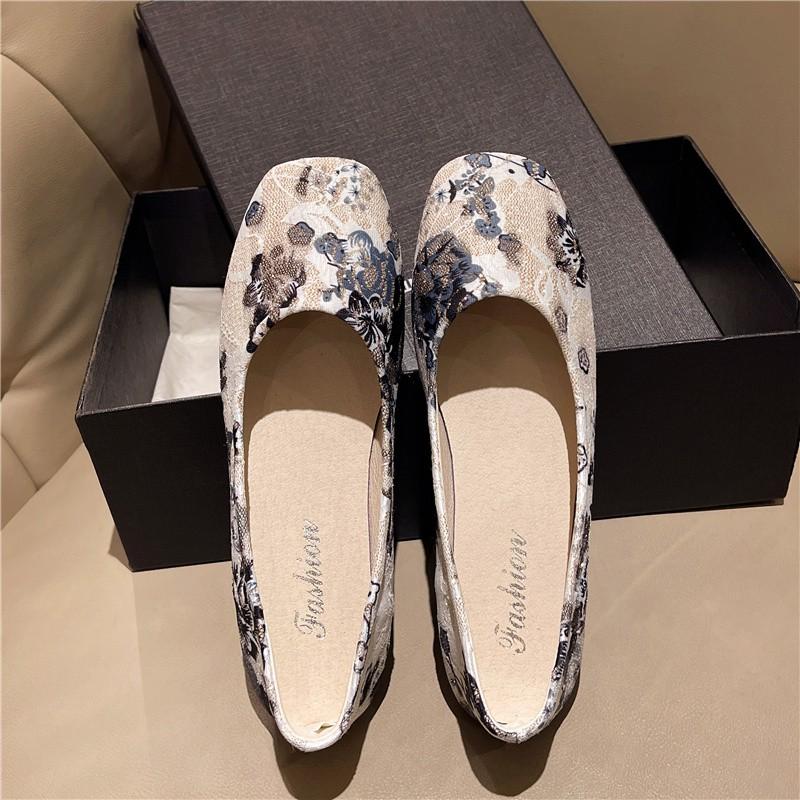 Fashion 2024 Spring and Summer New Casual Women's Shoes Embroidered Embroidery Shallow Mouth Round Toe Slip-on Shoes Women's Large Size