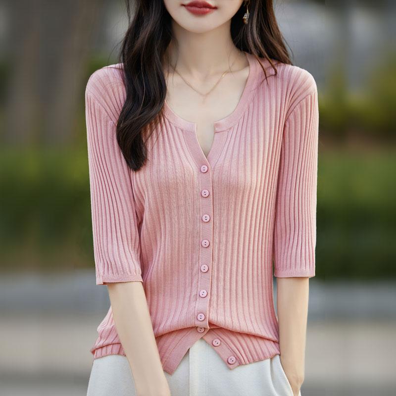 Lekki kardigan damski wykonany w 50% z wełny i w 50% z jedwabiu morwowego – uniwersalny sweter na 4 pory roku zapewniający całoroczny komfort i styl