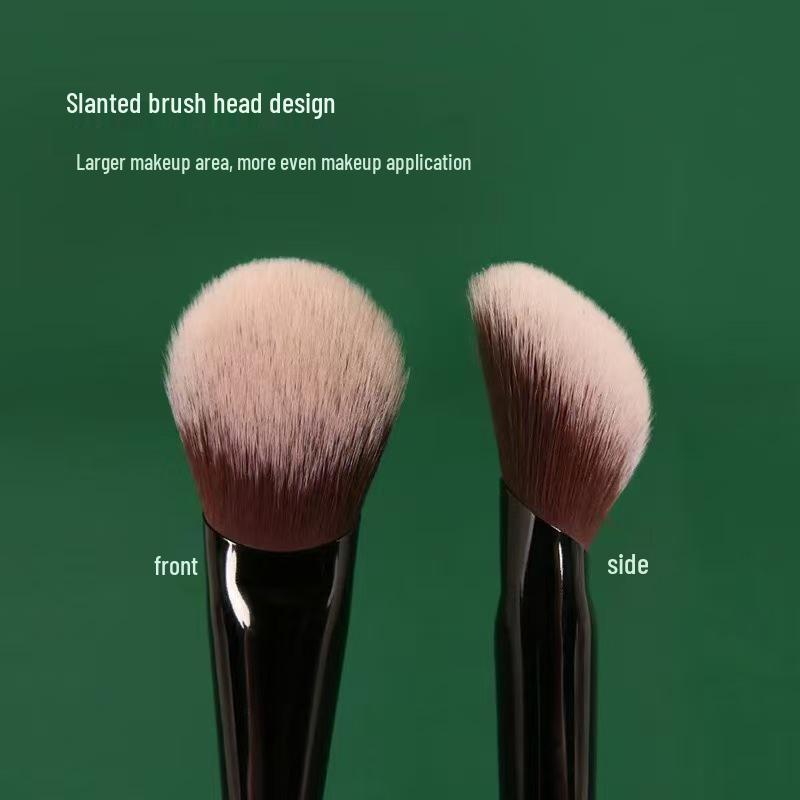 Enhanced M65 Angled Blush Brush: Soft Fibers for Natural Makeup Application