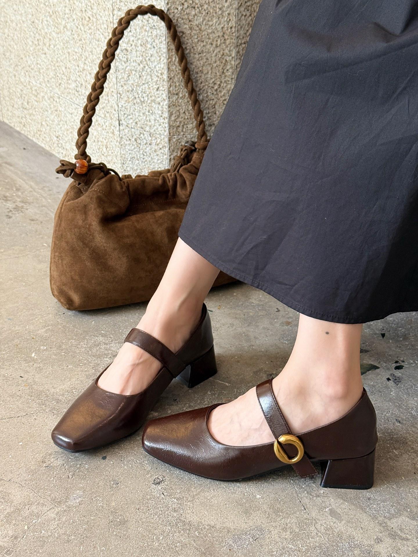 

Винтажные туфли Мэри Джейн из маленькой кожи женские 2025 женские осенние новые универсальные одинарные туфли толстый каблук квадратный носок липучка высокие каблуки 39