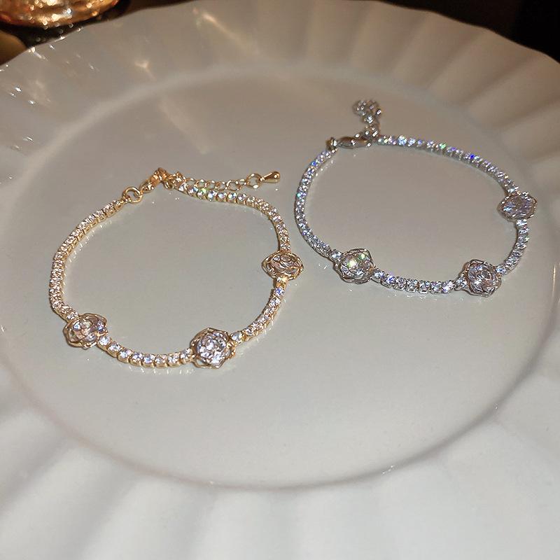 Sweet light luxury zircon flower geometric bracelet fashionable and exquisite temperament adjustable versatile bracelet.