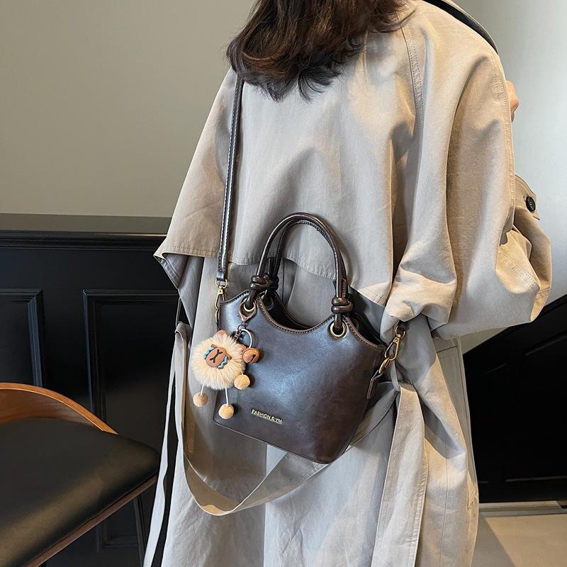 Retro fashion casual bucket bag 2025 winter new trendy shoulder bag commuter premium messenger bag