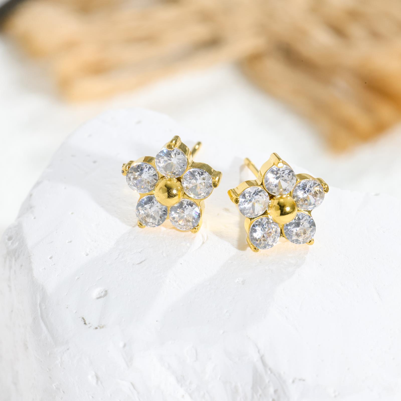 

Stylish, small, sweet, diamond-encrusted petal stud earrings, girl s niche titanium steel earrings do not fade, versatile
