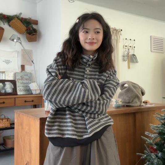 The compound is really super, the velvet and thickened contrasting striped turtleneck sweater is loose and versatile to keep warm in autumn 