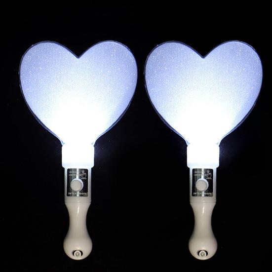 Kort Glow Stick med Hjärtformad Flerfärgad LED-lampa för Konserter Festivaler Fester Plast Ljusleksak med Knappbatteri