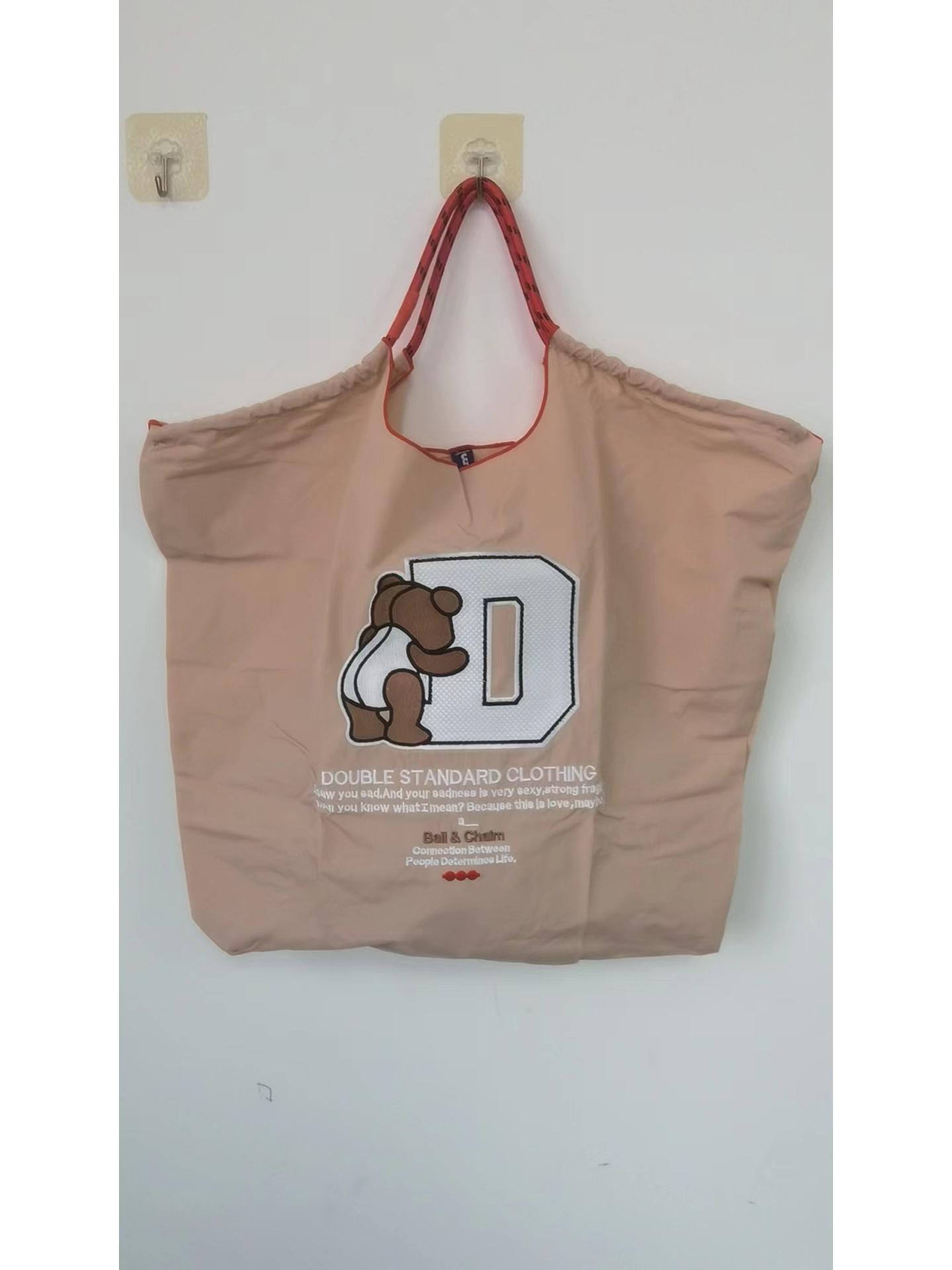 

2023 Вышитая сумка через плечо с медведем для скейтборда - Экологичный нейлон с широким ремнем Medium