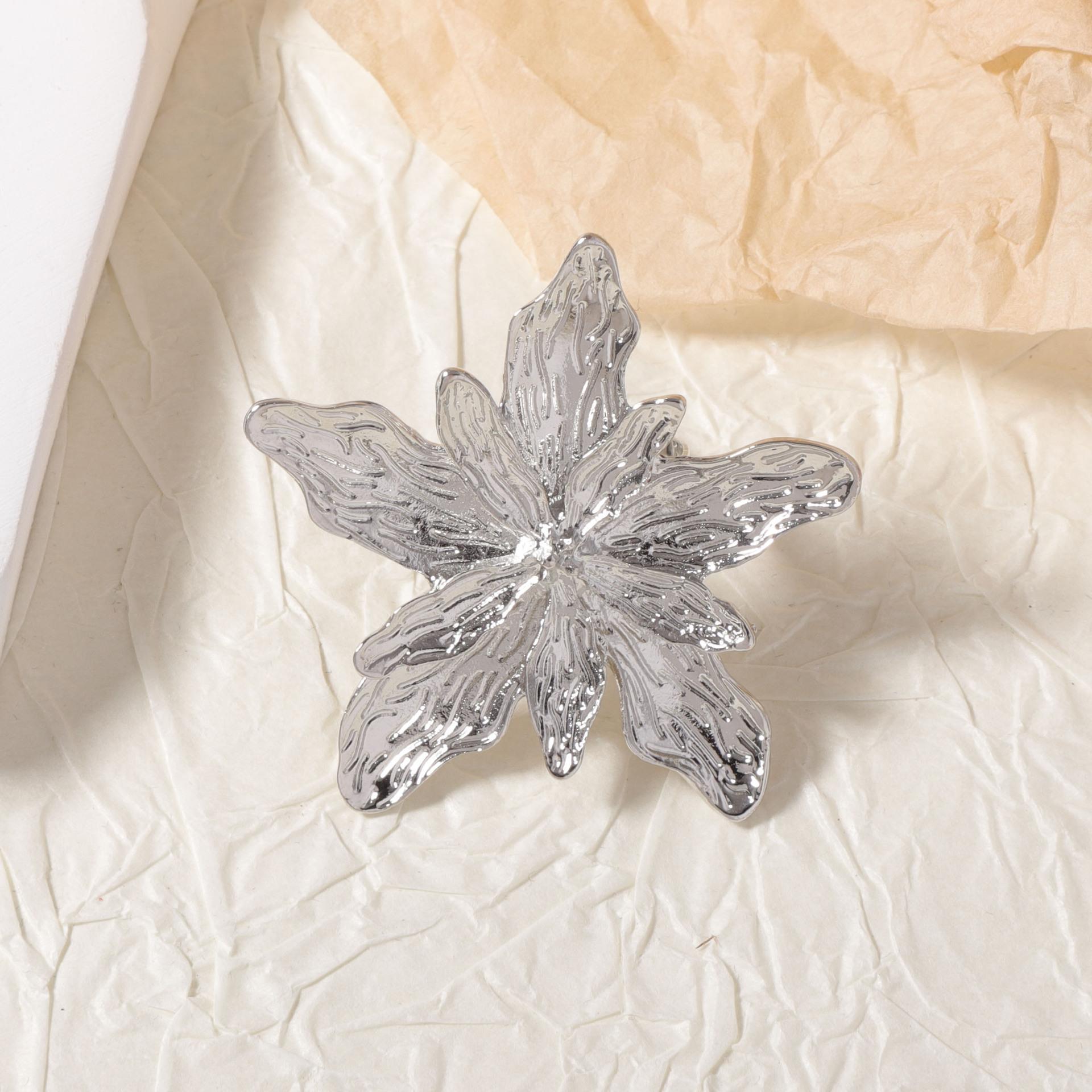 

European and American simple and fashionable retro alloy flower female personality metal texture flower live ring срібний