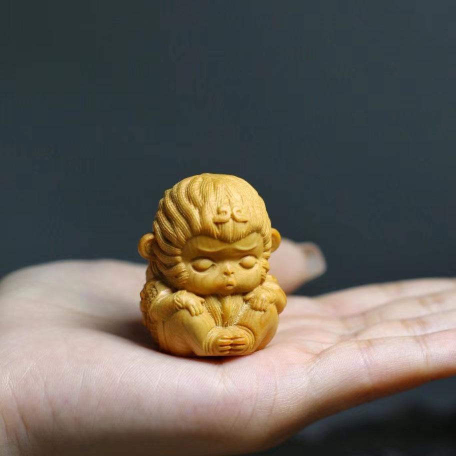 Thuja Wood Zodiac Animals: Rzeźbione wisiorki z motywem Kaczora Donalda i Myszki Miki.