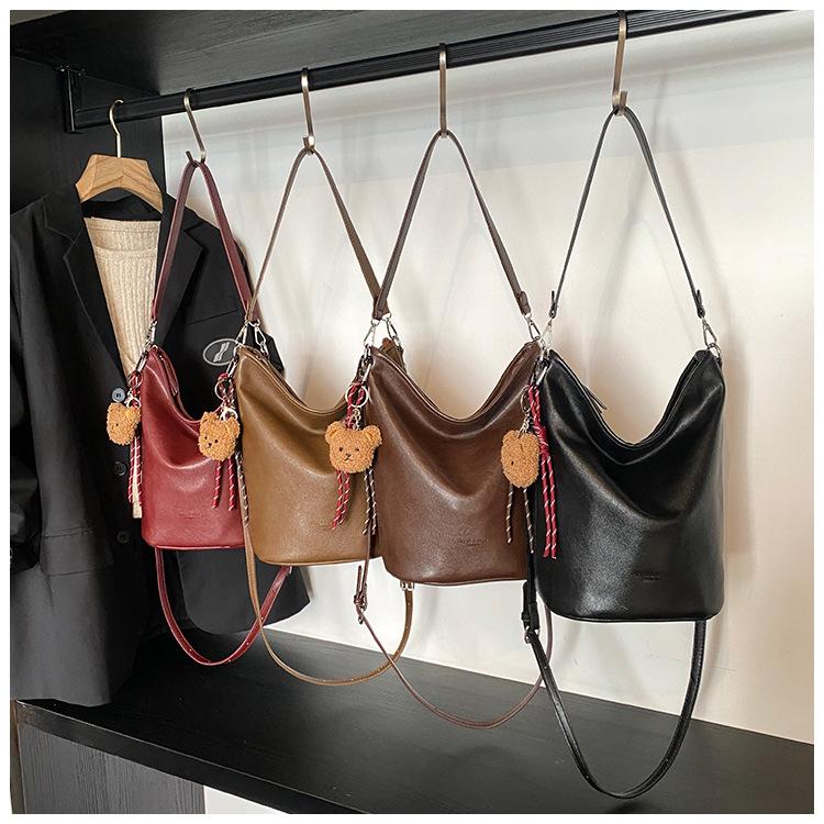 Korean Retro Niche 2025 Women's Underarm Bucket Bag – Simple, Trendy Shoulder Bag for Commuting