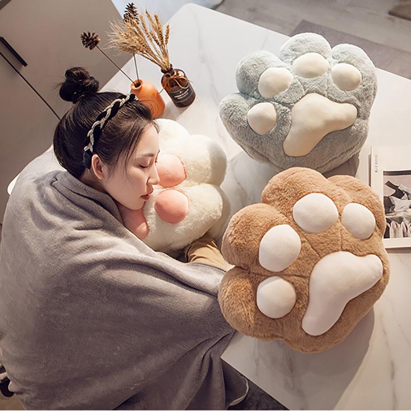 Polštářek a deka do auta s kočičími tlapkami: Dvojí použití pro zdřímnutí v kanceláři, na cestách a další