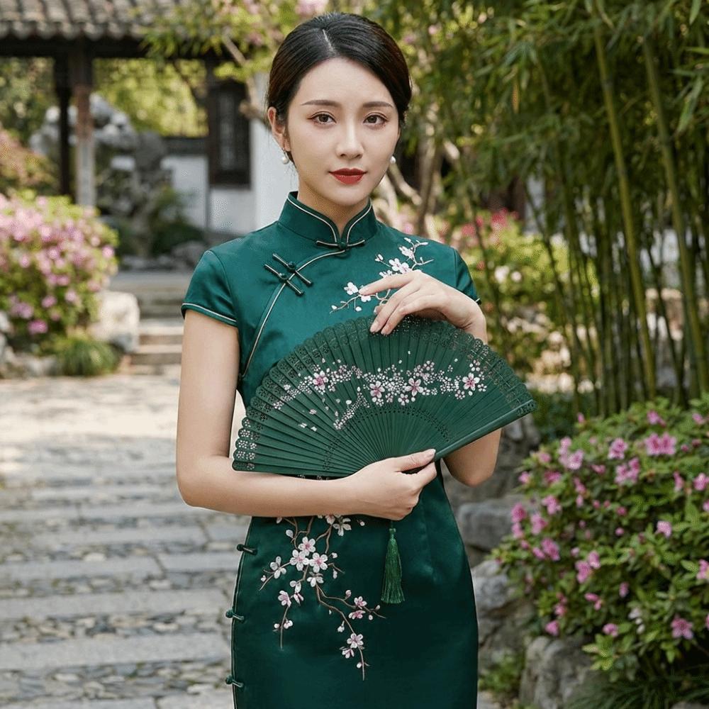 Vintage geschnitzter ausgehöhlter Fächer klassischer natürlicher Bambus Faltfächer mit Quaste chinesischer Stil Kirschblütenfächer