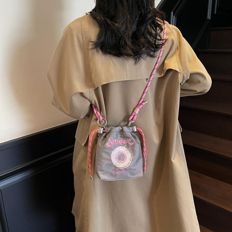 Spring Japanese Leisure 2025 Personalized Shopping Bag Women's Fashion Niche Design Large Capacity Shoulder Bucket Bag Tide