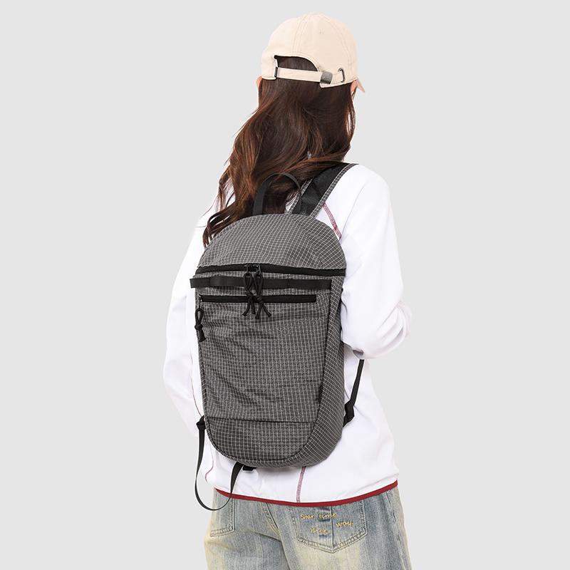 Leichter Rucksack mit Gittermuster für Damen und Herren mit mehreren Fächern – kompakter Alltagsrucksack für Schule und Stadtverkehr
