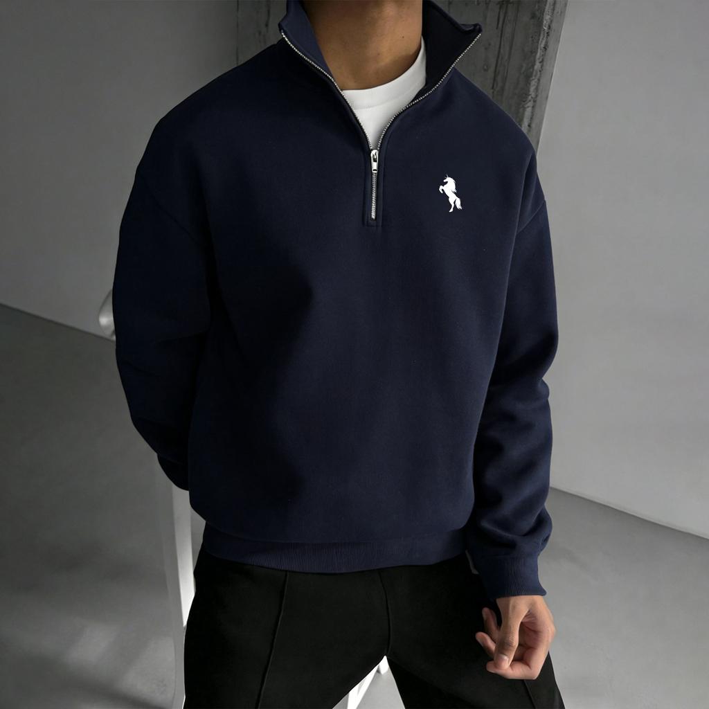 Maglione da uomo con zip a quarti, realizzato in pile di peso medio, caratterizzato da una vestibilità rilassata e casual—un capo a maniche lunghe versatile per l'uso quotidiano