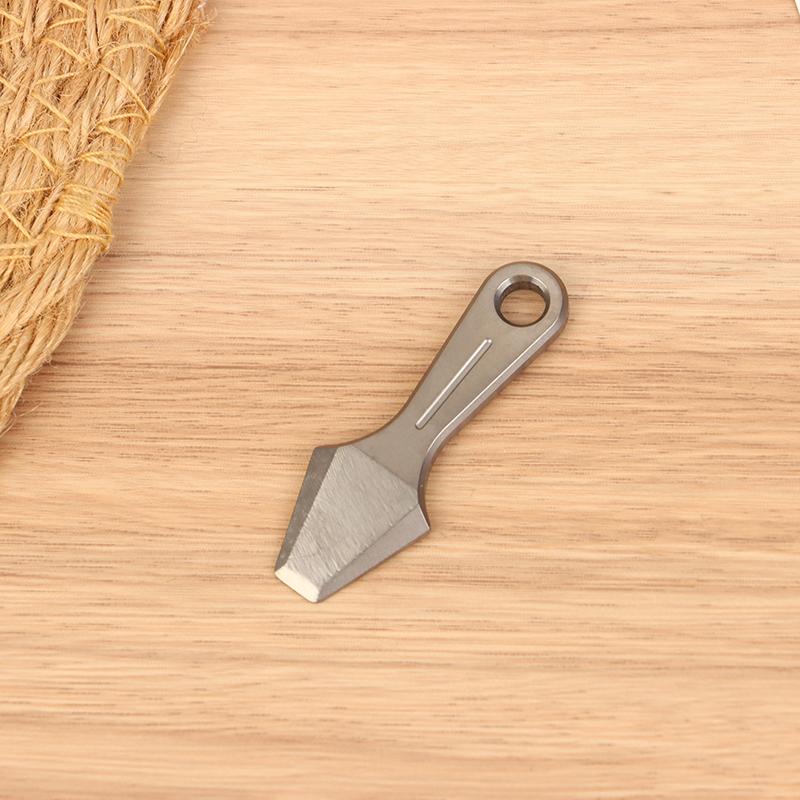 Modischer Multifunktionaler Schlüsselanhänger Anhänger Taschenwerkzeug Mini Titanlegierung Brecheisen EDC Outdoor Flaschenöffner Exquisites Geschenk
