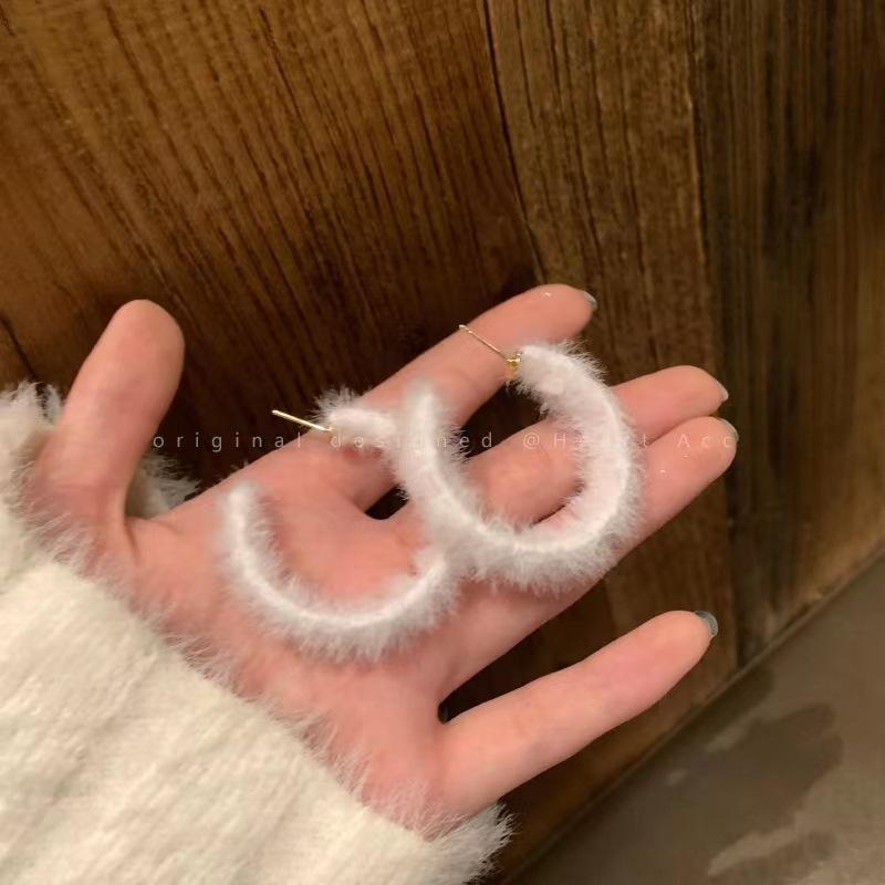 New trendy 111 silver needle white plush C-shaped earrings, gentle temperament, high-end stud earrings, earrings for women