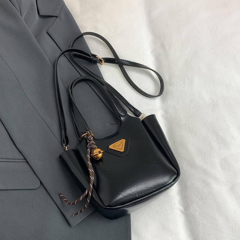 Simple Retro Women's Bag 2025 New Messenger Bag Winter Trend This Year Popular Casual Foreign Style Shoulder Bucket Bag