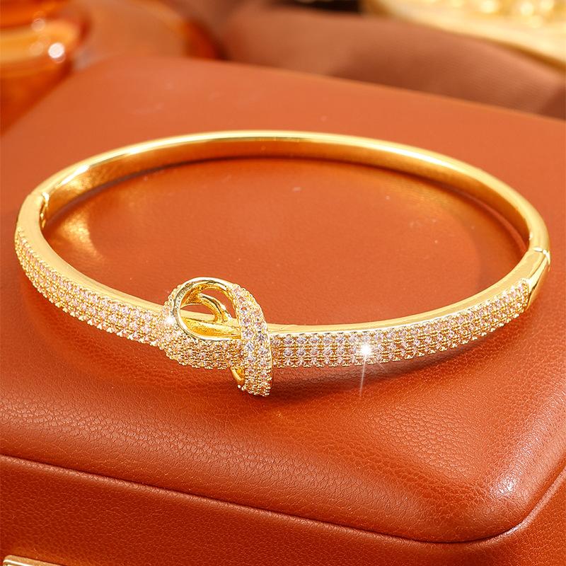 Women's hot-selling bracelets, copper-plated fashionable and simple bracelets, zircon inlaid temperament women's bracelets, popular bracelets.
