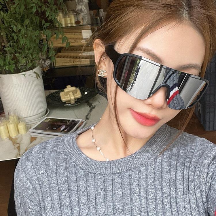 Lunettes de soleil vintage noires mates à monture surdimensionnée pour l'extérieur, l'équitation, l'alpinisme, le ski, coupe-vent, protection des yeux, lunettes de soleil amincissantes