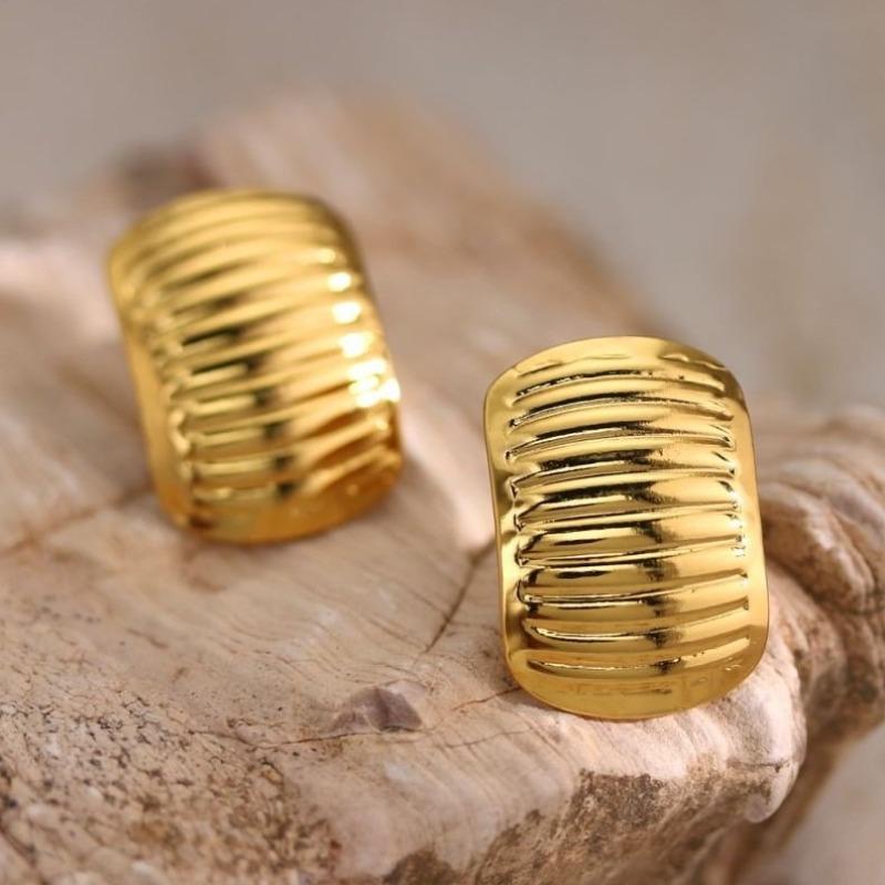

Europe and America 16 Stainless Steel Temperament Retro Geometric Hydraulic Stud Earrings Earrings 18K