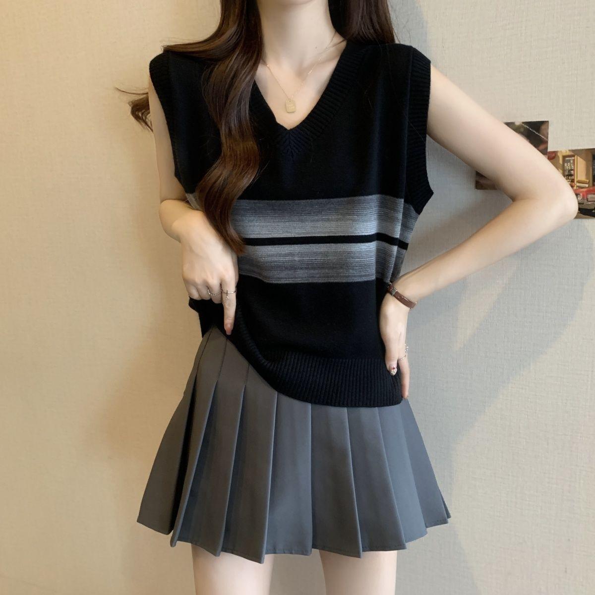 

Women s Plus - size Summer Ice Silk V - neck Vest Color - Blocking Loose - fit Belly - covering Sleeveless Outer - wear Top S чорний