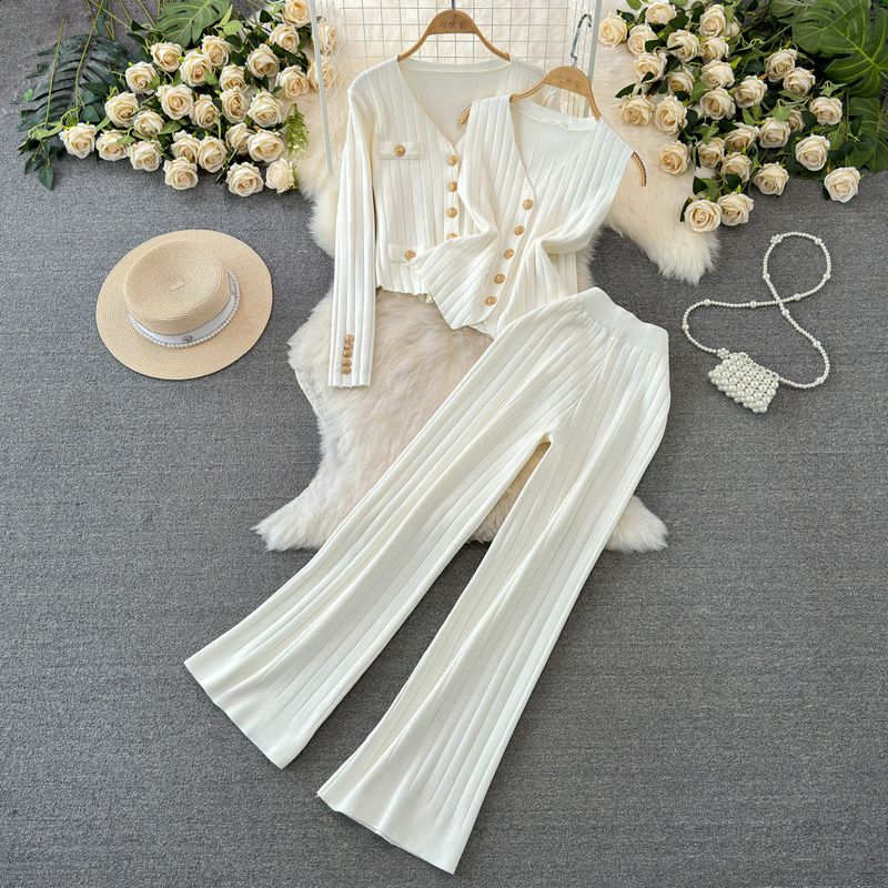 

Вязаный прямой модный костюм в стиле K с V-образным вырезом и однобортной застежкой White One size