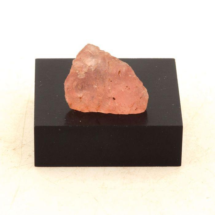 Pierres et Minéraux. Fluorite Rose. 15.67 ct. Massif du Mont-Blanc, France.