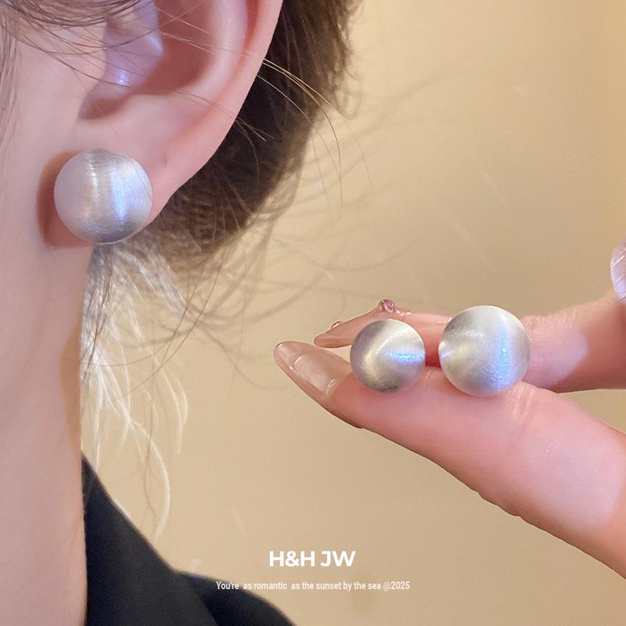 Silver needle brushed geometric round earrings women's European and American simple temperament versatile stud earrings niche high-end earrings