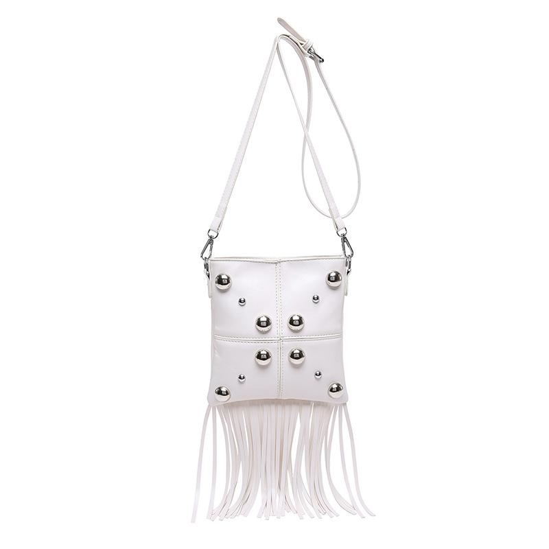 

This year s popular bag 2025 new European and American personalized rivet shoulder bag fashion fringe trend messenger small square bag белый